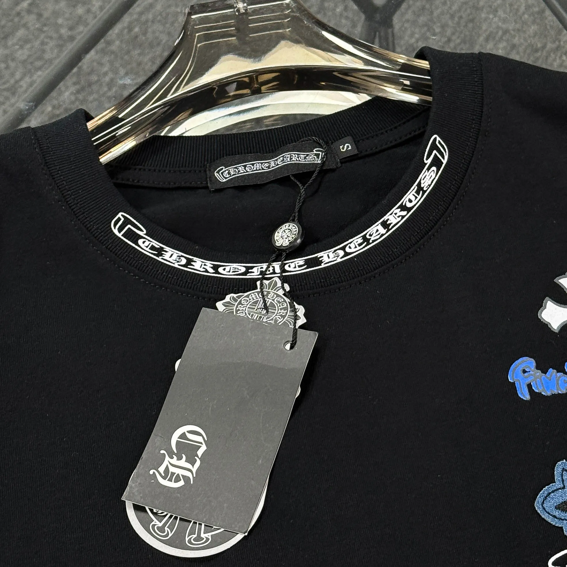 P180 Chrome hearts 25 high version fabrics made of 300 grams of high-density cotton, no deformation, no shrinkage, complete with three labels, same style for men and women, process; printing + denim patch embroidery process + original metal label Color: black white khaki SIZE: S-XL